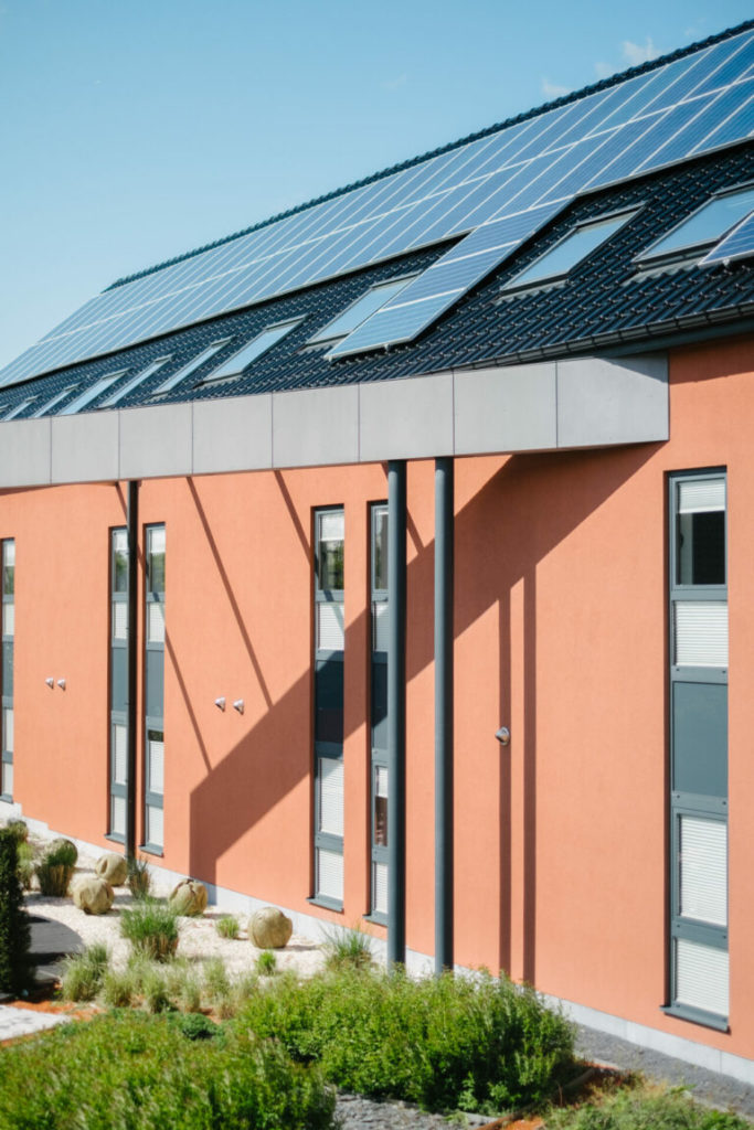 Ecologische hotel met fotovoltaïsche panelen